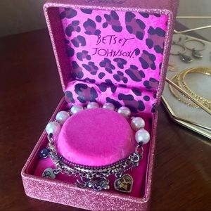 BETSY JOHNSON CHIC BRACELET PEARLS WITH BOX